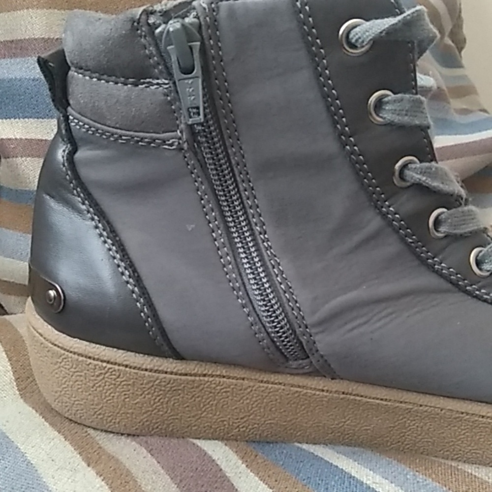 Shoes - Picture 4 of 8